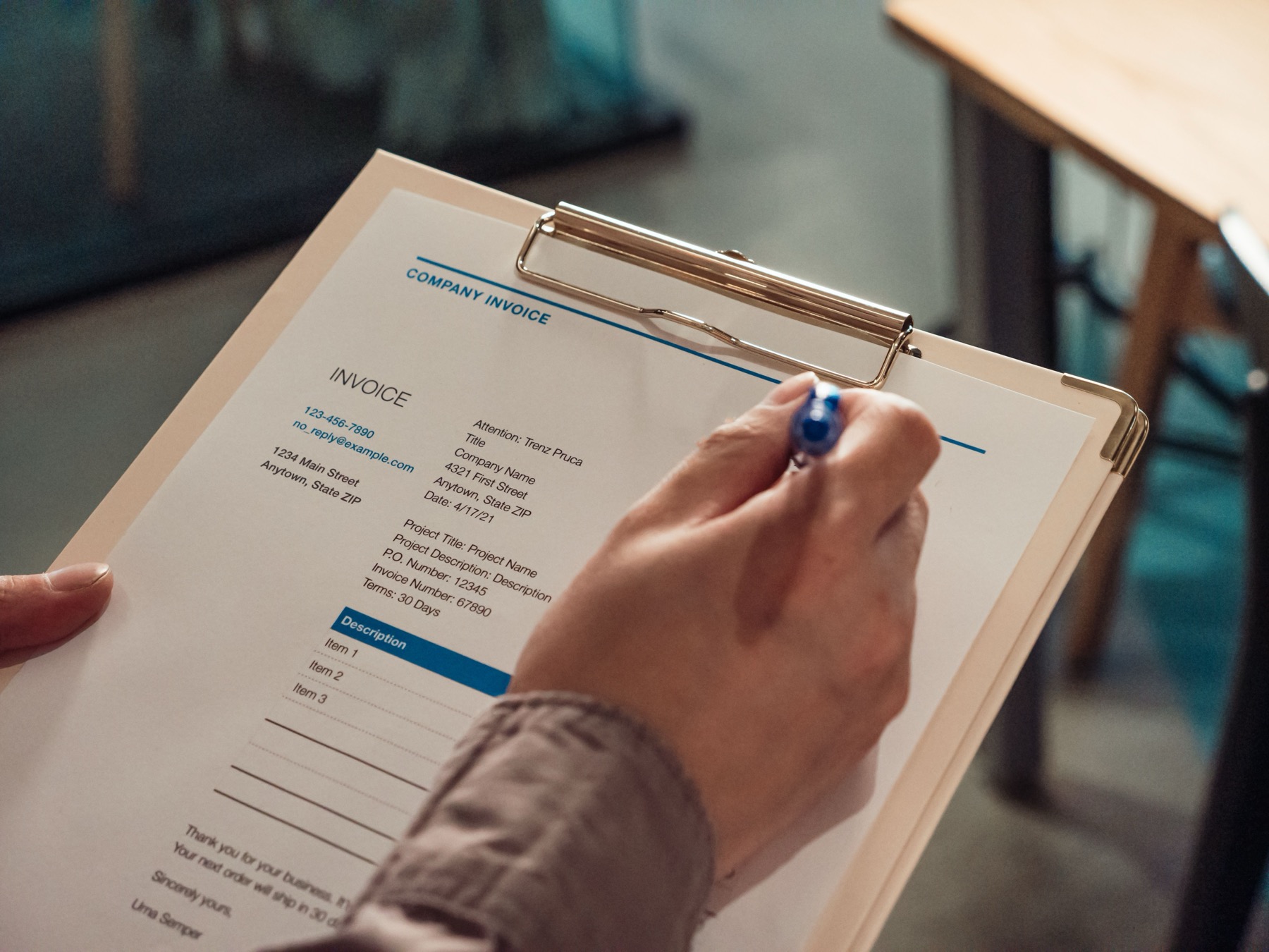 commerçant qui trie des factures et des documents administratifs sur un comptoir