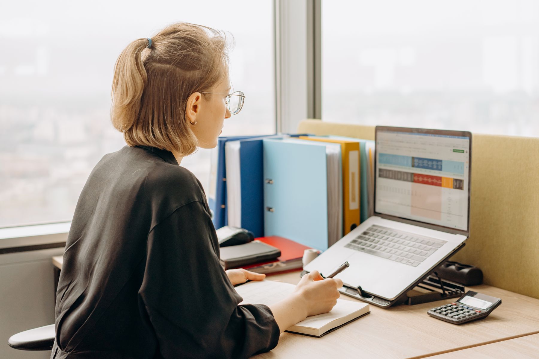 ordinateur portable affichant un tableau de facturation sur un bureau