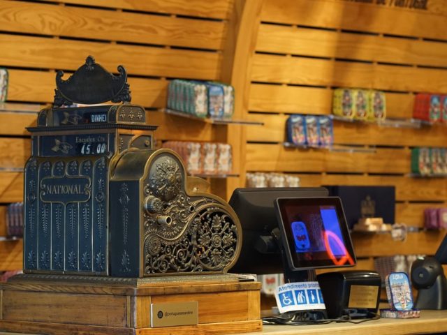 Comptoir et caisse dans un commerce, illustration — Toulon