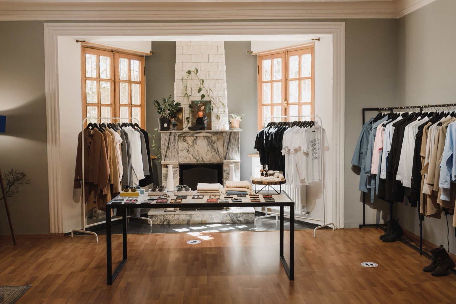 vitrine et sol d'un petit commerce propre et rangé, ambiance nette