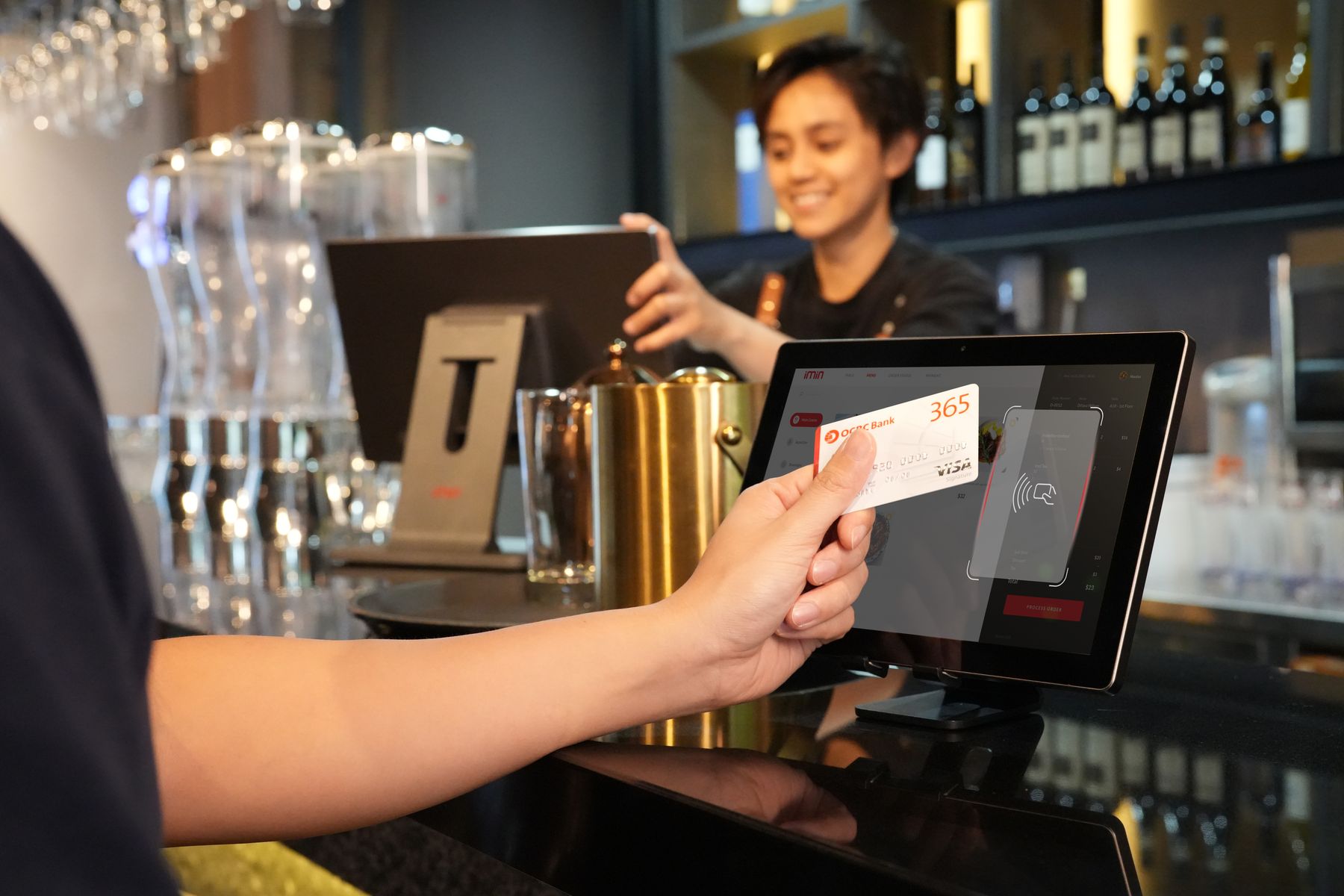 Paiement sans contact au comptoir d'un bar