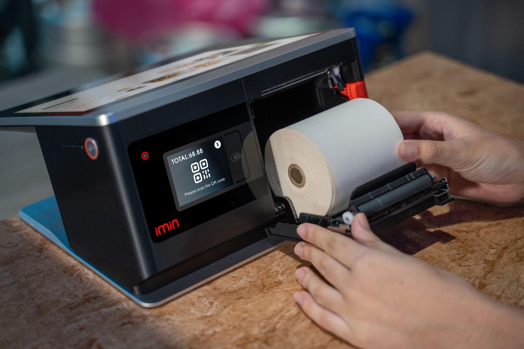 Installation d'un rouleau de papier thermique sur une caisse tactile