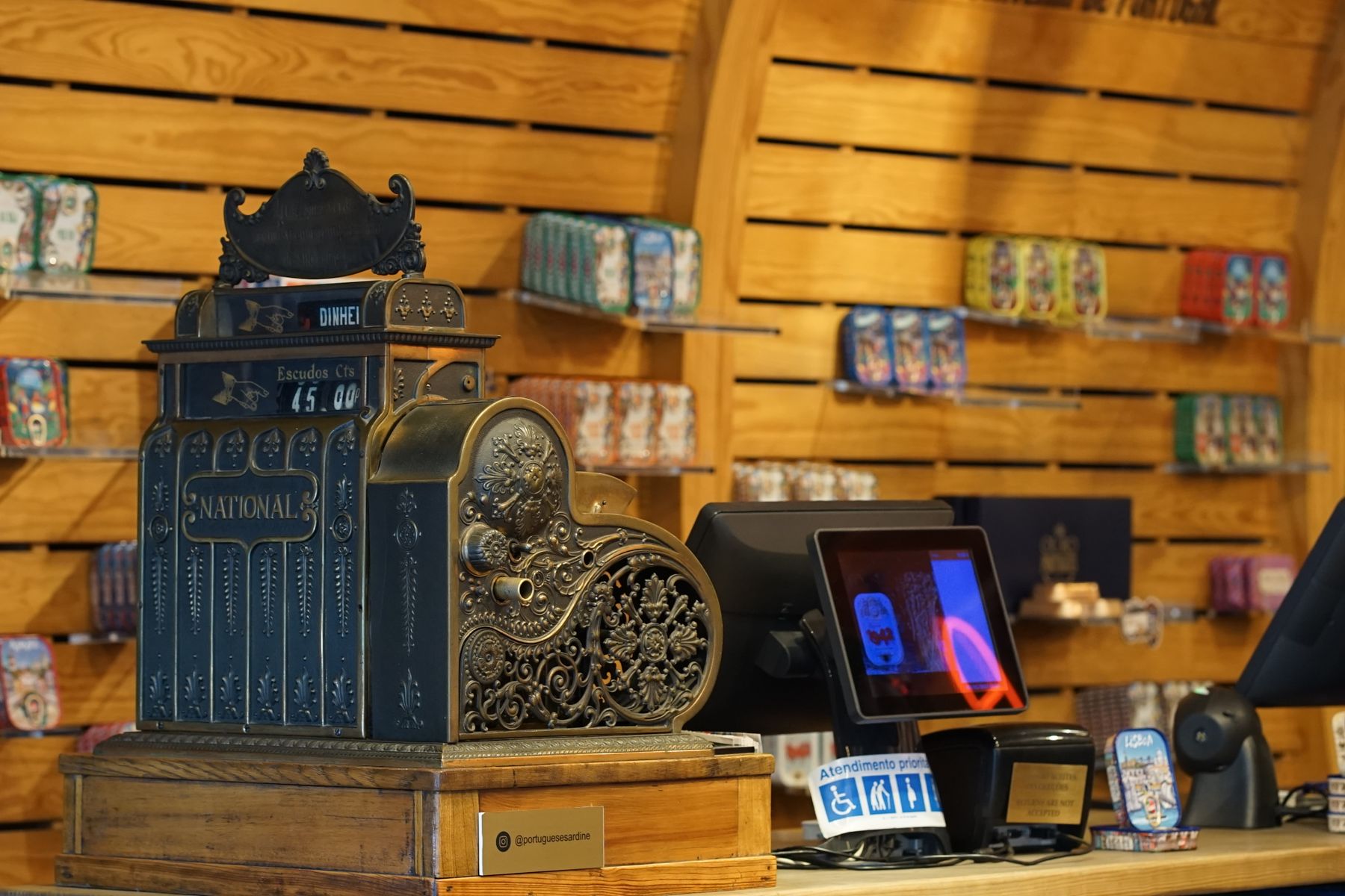Caisse enregistreuse posée sur le comptoir d'une boutique