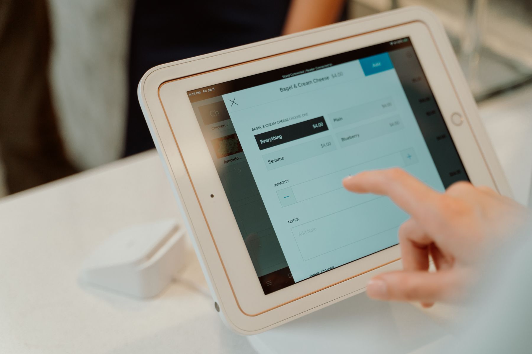 Vendeuse utilisant une tablette comme logiciel de caisse