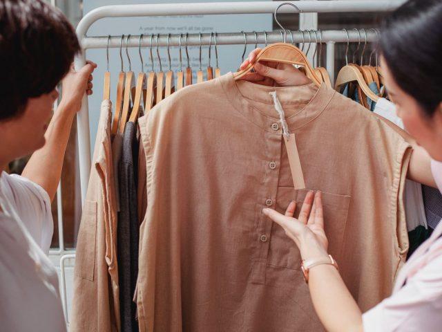 Clientes comparant des articles en boutique