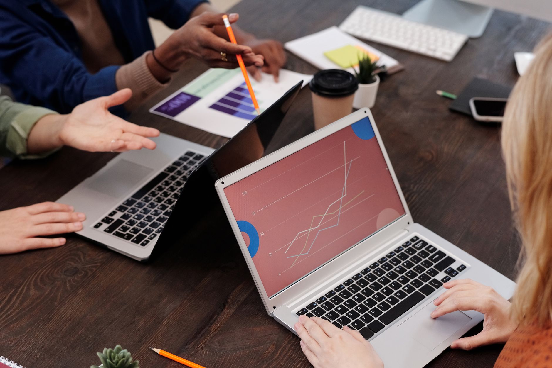 Amélioration de la gestion des données et de l'automatisation grâce aux CRM