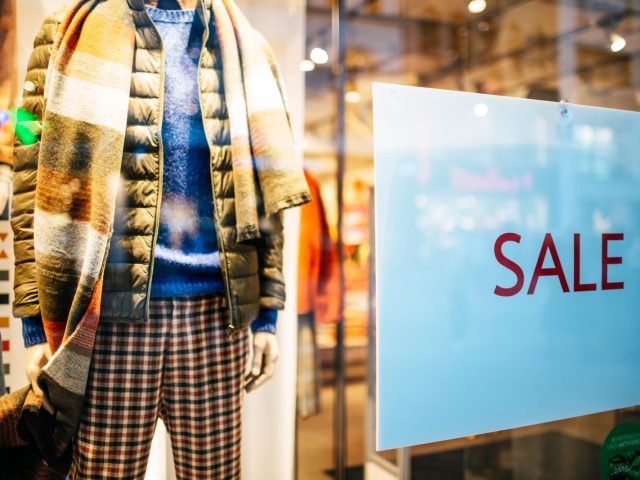 Réglementation des soldes : dates et règles pour commerçants