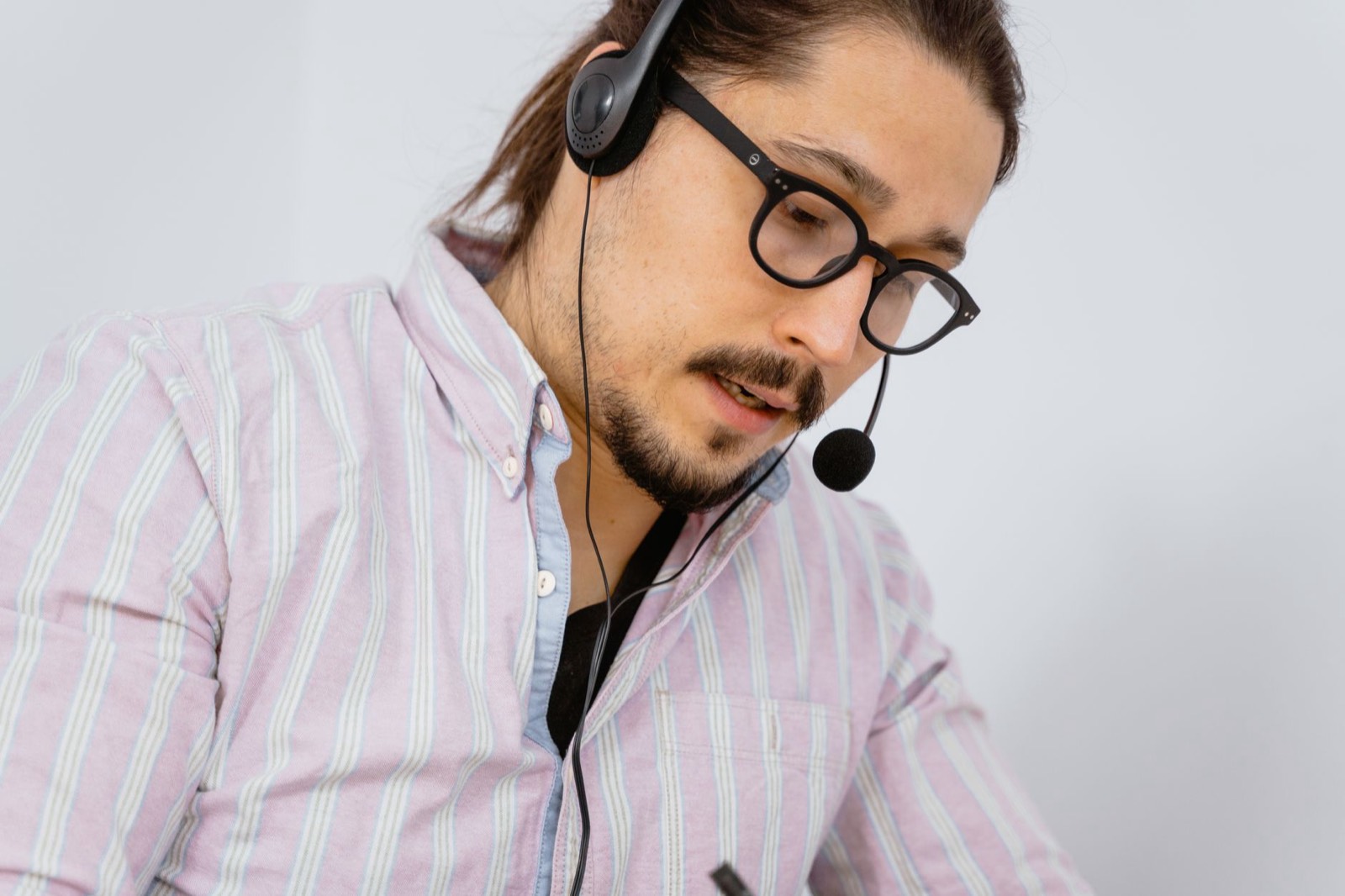 Employée de commerce répondant au téléphone avec un casque