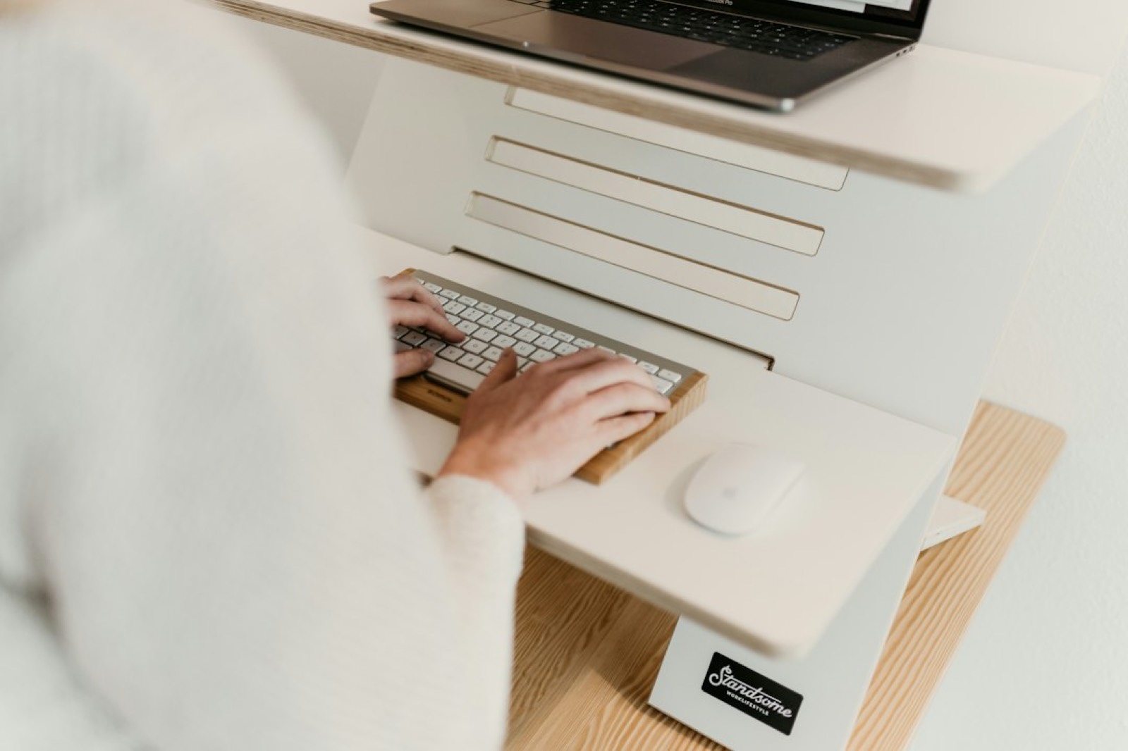 Poste informatique dans l'arrière-boutique d'un commerce, là où se font les ressaisies de la semaine