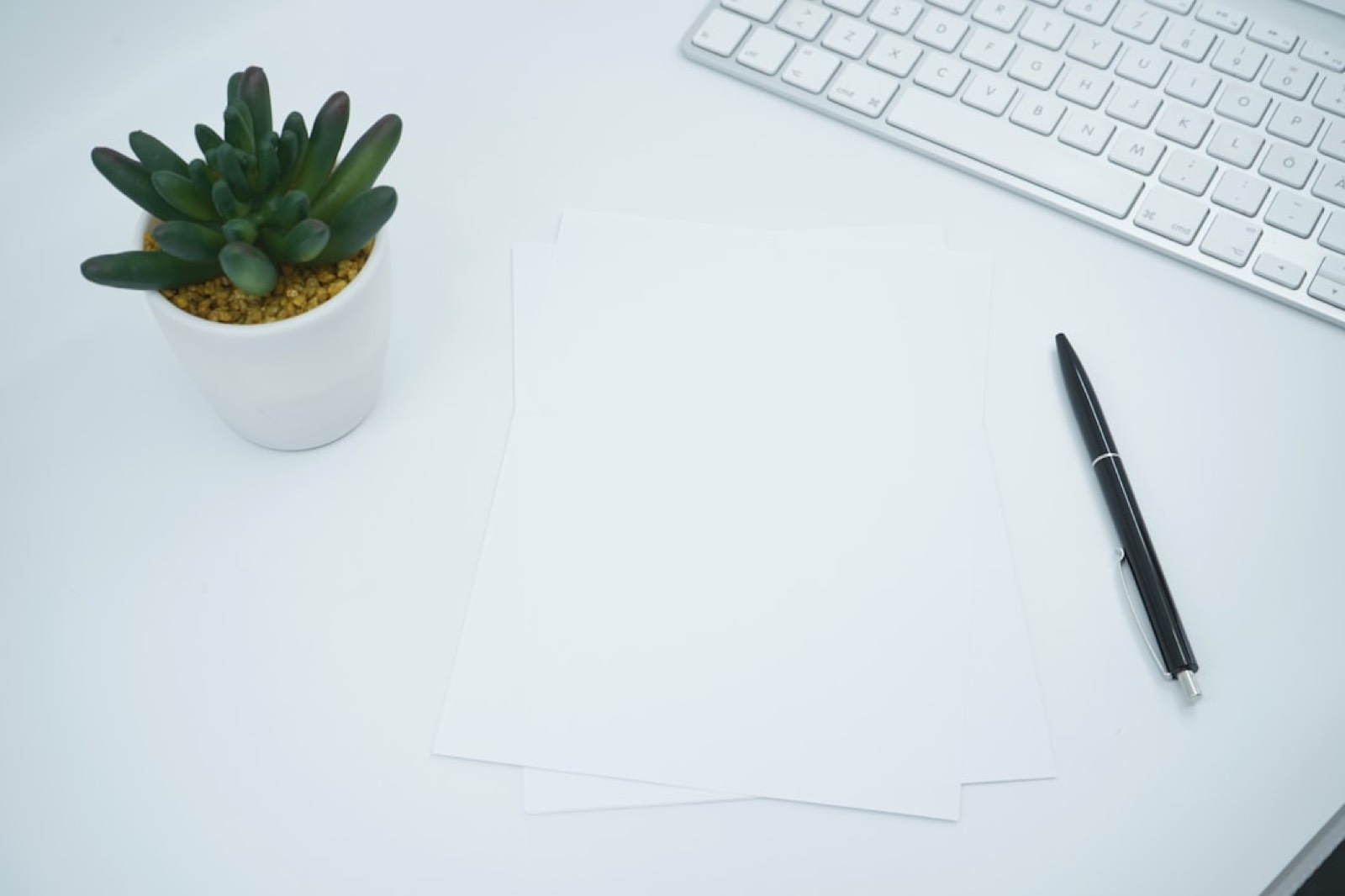 Factures papier, calculatrice et dossiers sur un bureau de commerçant