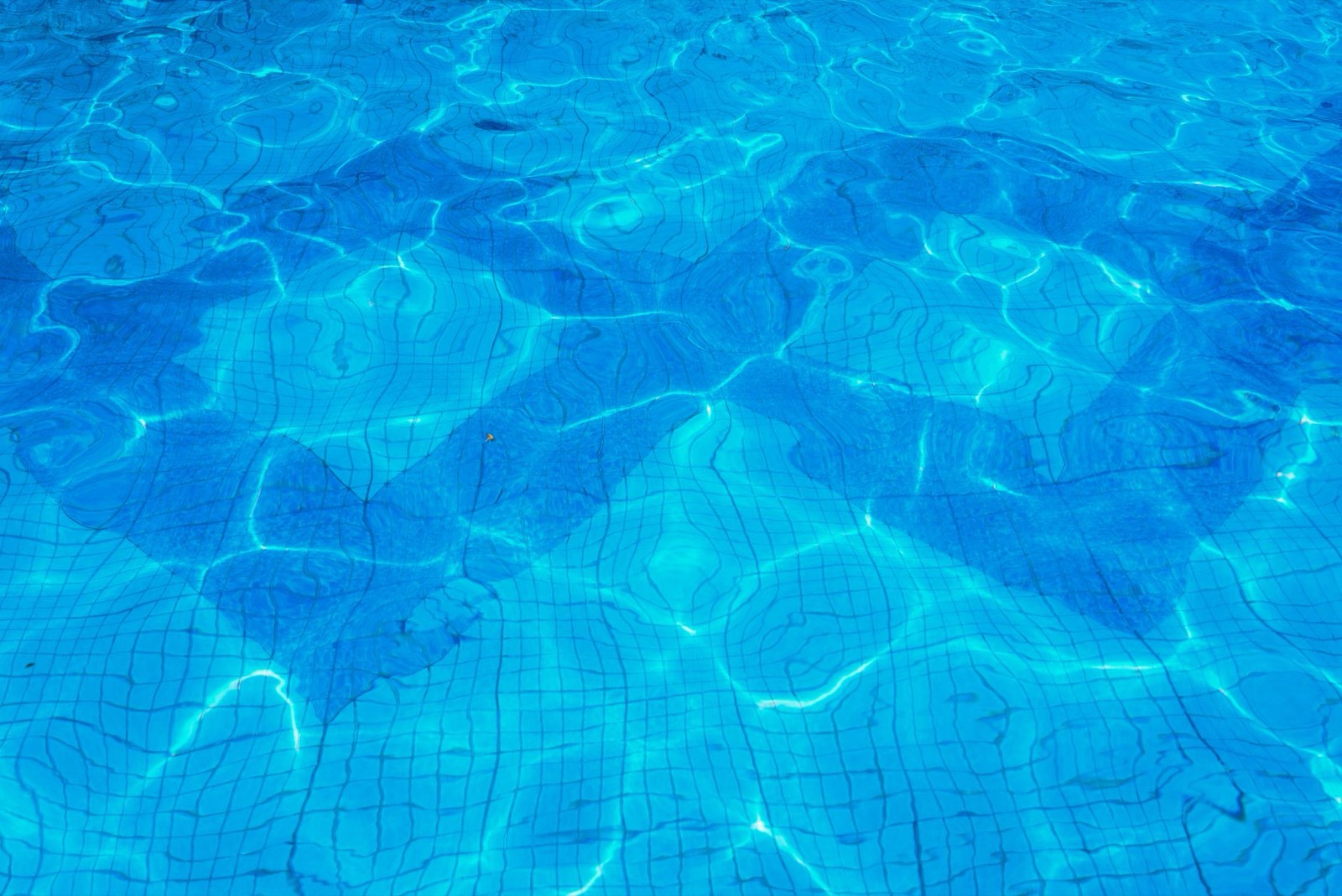 Robot nettoyeur automatique à la surface d'une piscine de commerce