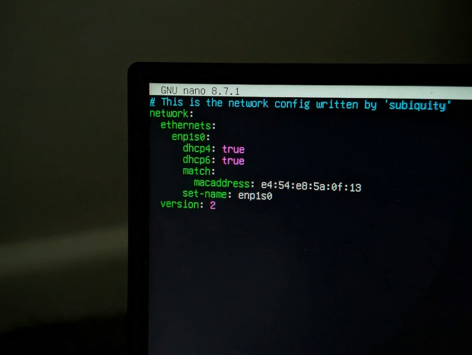 Écran affichant des lignes de commande dans un terminal, l'outil de travail sur un serveur loué