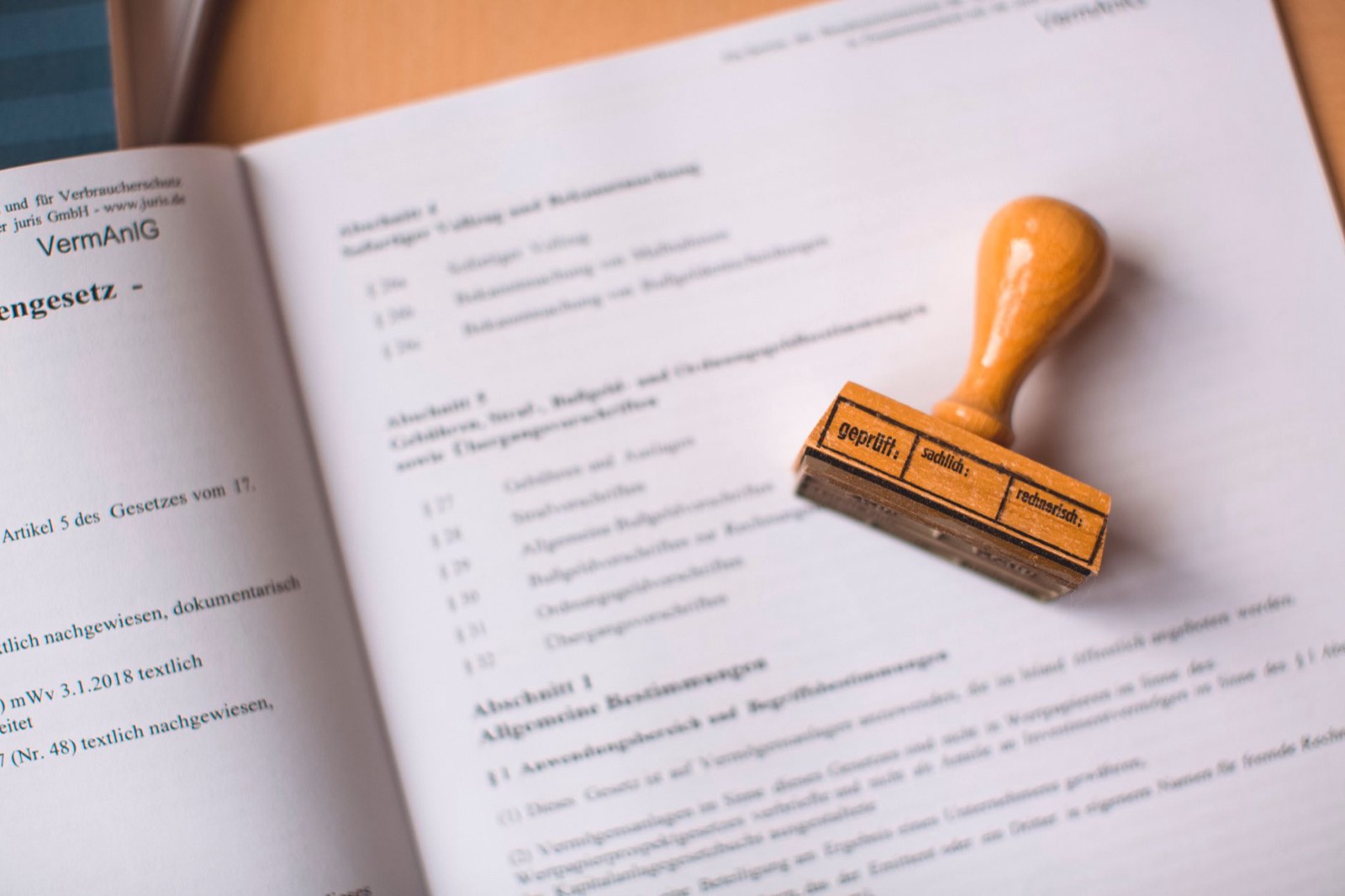 Facture et certificat fournisseur posés sur un bureau
