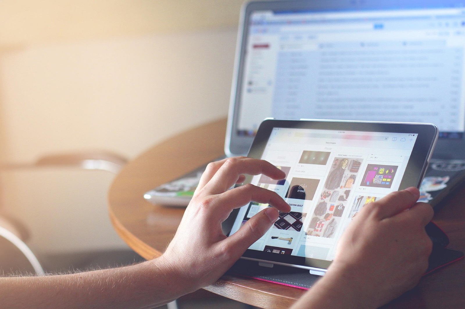 vendeuse en boutique consultant une tablette pour un rendez-vous client