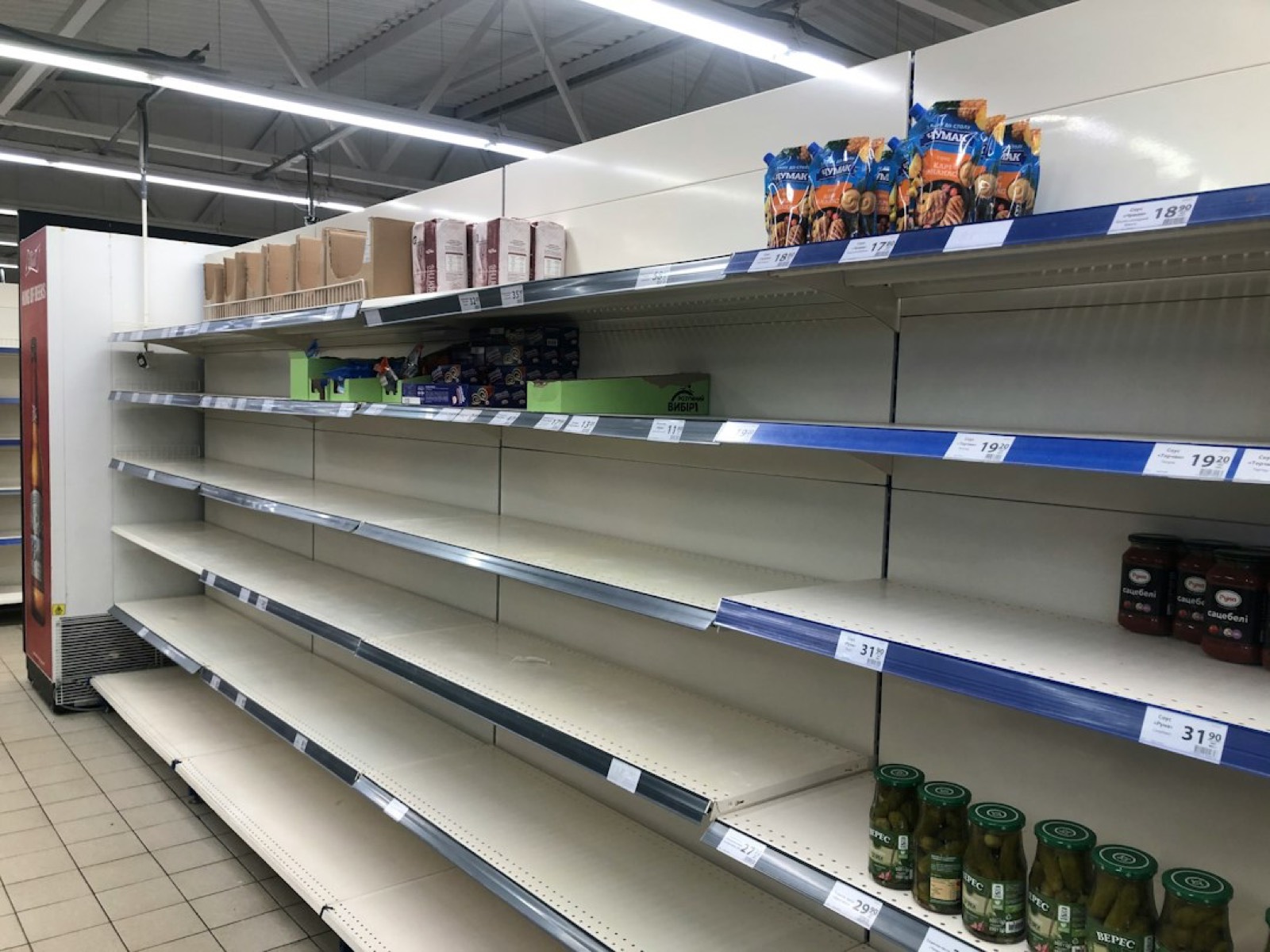 étagères vides et poussiéreuses dans une boutique fermée