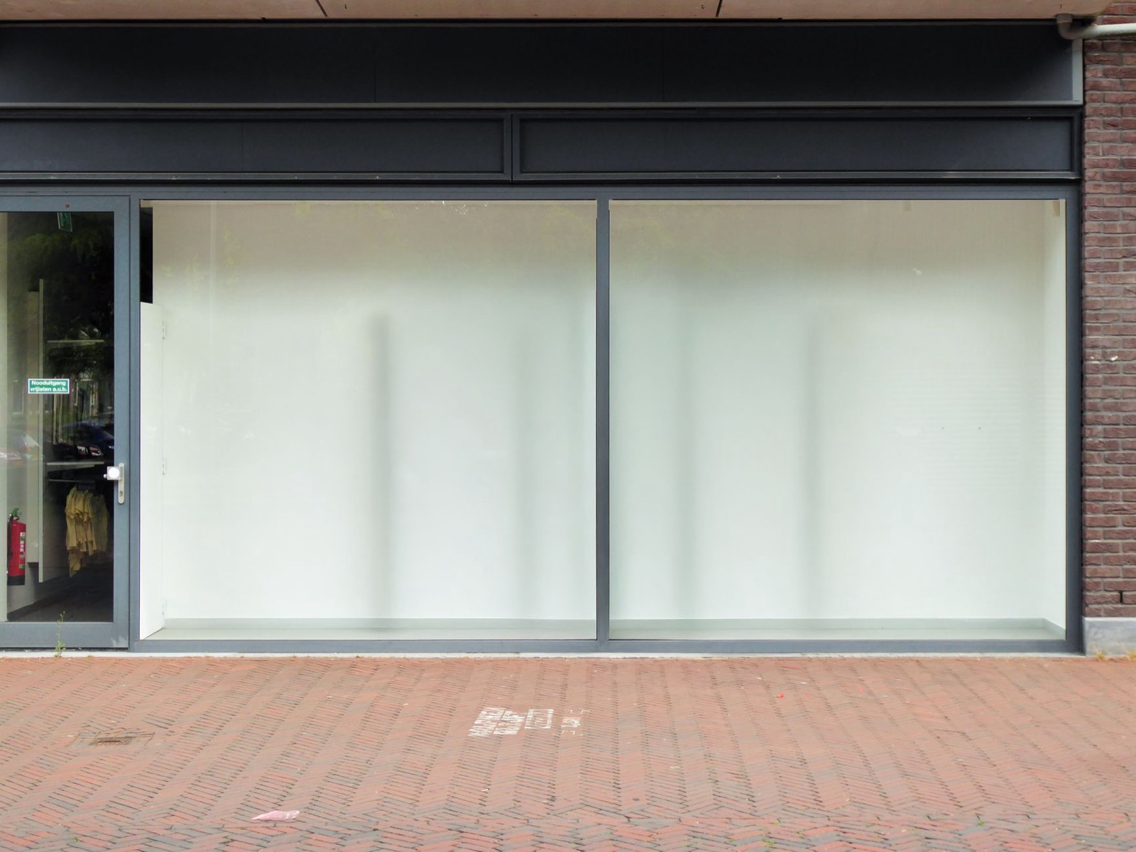vitrine de boutique vide avec un panneau à louer